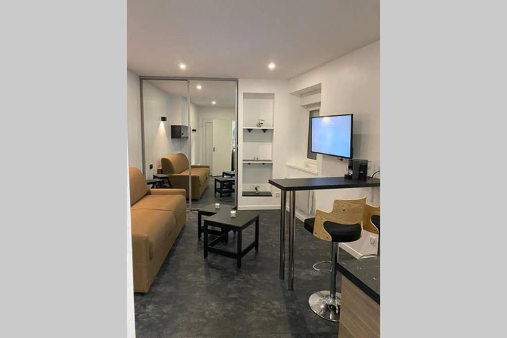 Appartement studio en hyper centre de dole Extérieur photo